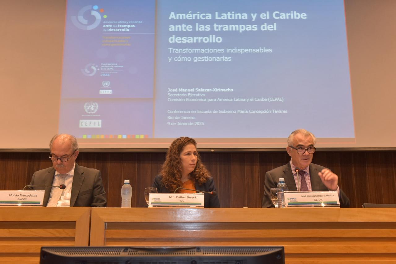 From lef to right: José Manuel Salazar-Xirinachs, ECLAC’s Executive Secretary; Esther Dweck, Brazil’s Minister of Management and Innovation in Public Services, and Aloizio Mercadante, President of the BNDES.